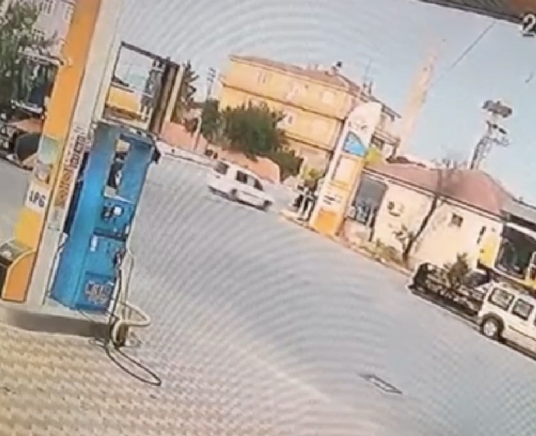 1 kişinin yaralandığı kaza güvenlik kamerasına yansıdı.