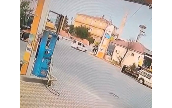 1 kişinin yaralandığı kaza güvenlik kamerasına yansıdı.