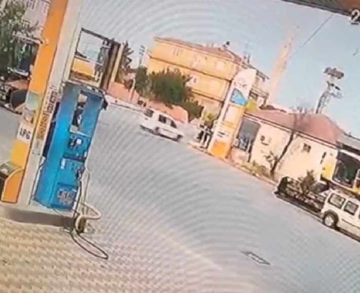 1 kişinin yaralandığı kaza güvenlik kamerasına yansıdı.