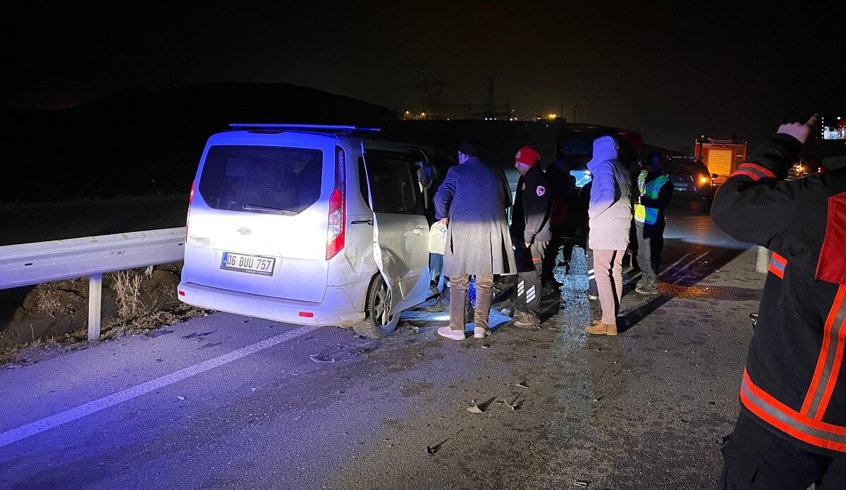 16 yaşındaki sürücünün kullandığı otomobil ile hafif ticari aracın çarpıştığı kazada 6 kişi yaralandı