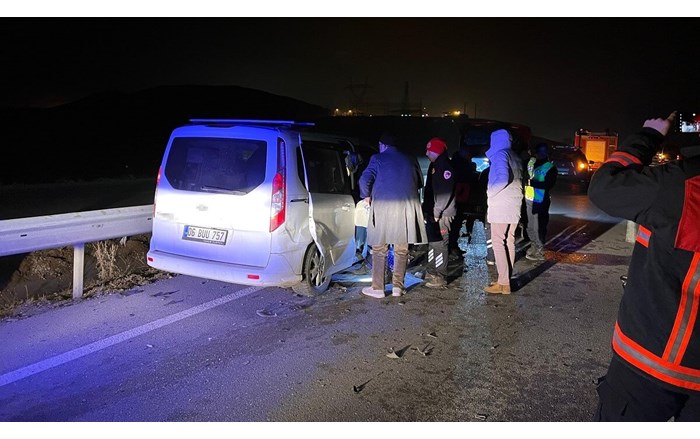 16 yaşındaki sürücünün kullandığı otomobil ile hafif ticari aracın çarpıştığı kazada 6 kişi yaralandı