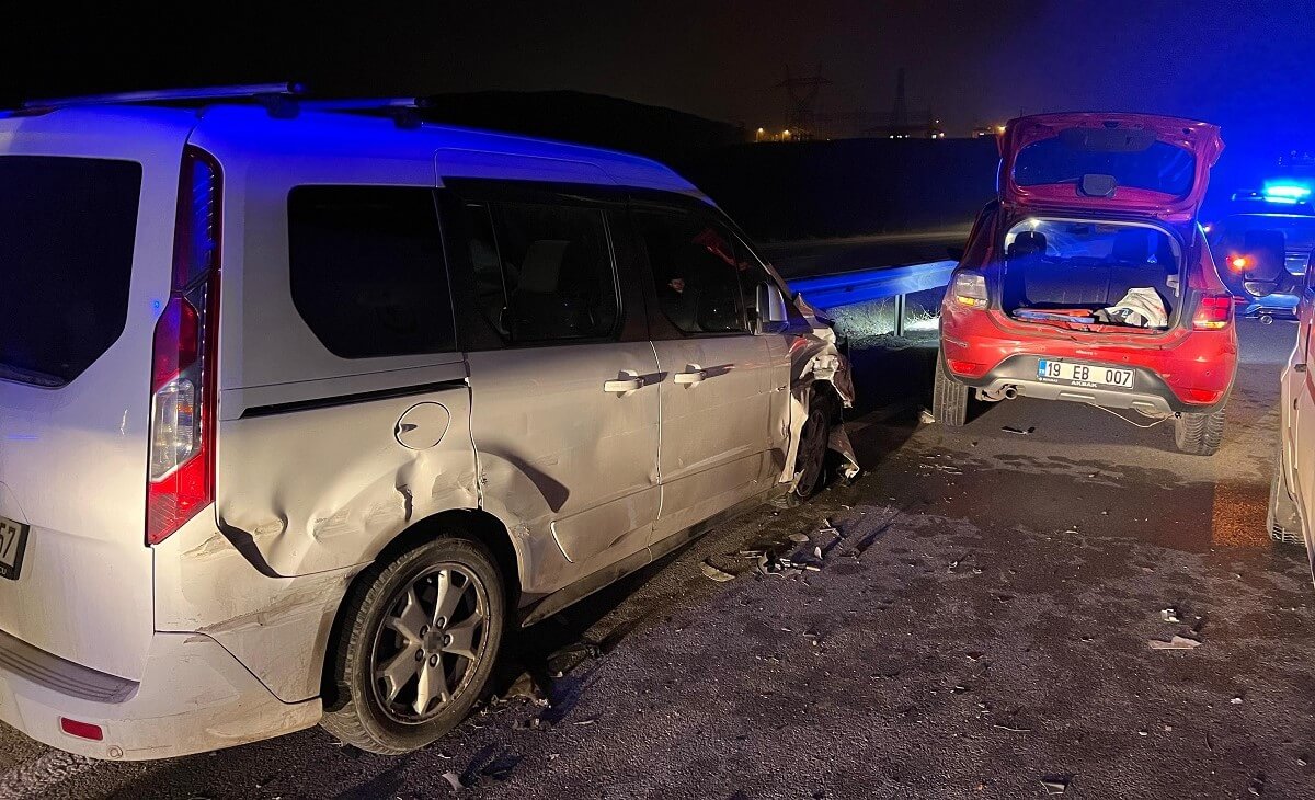 2 araç çarpıştı, 6 kişi yaralandı