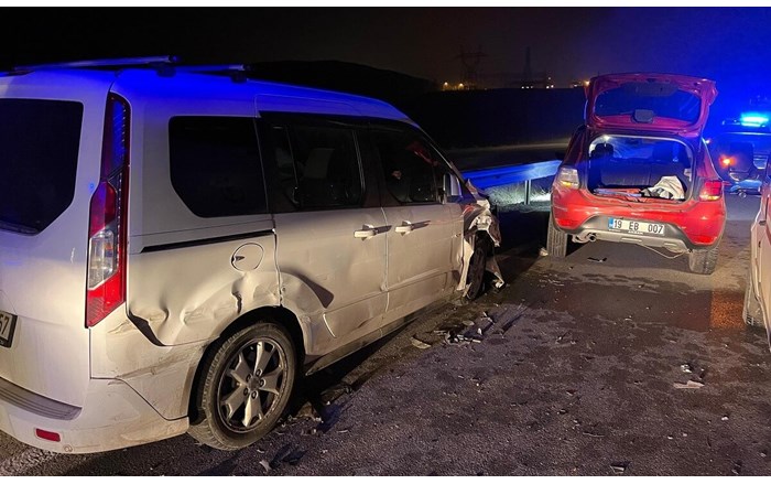 2 araç çarpıştı, 6 kişi yaralandı