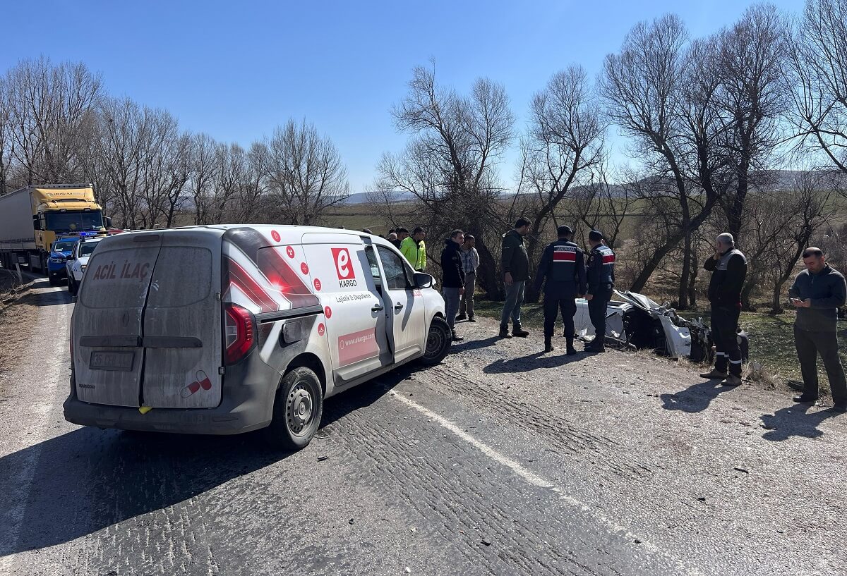 2 aracın çarpıştığı kazada 1 kişi hayatını kaybederken 5 kişi yaralandı (2)