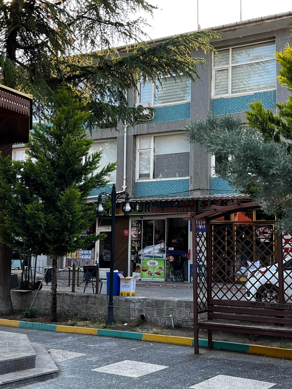 2 esnaf arasında çıkan yer tartışması bıçaklı kavgaya dönüştü. Kavgada 2 kişi yaralandı (2)