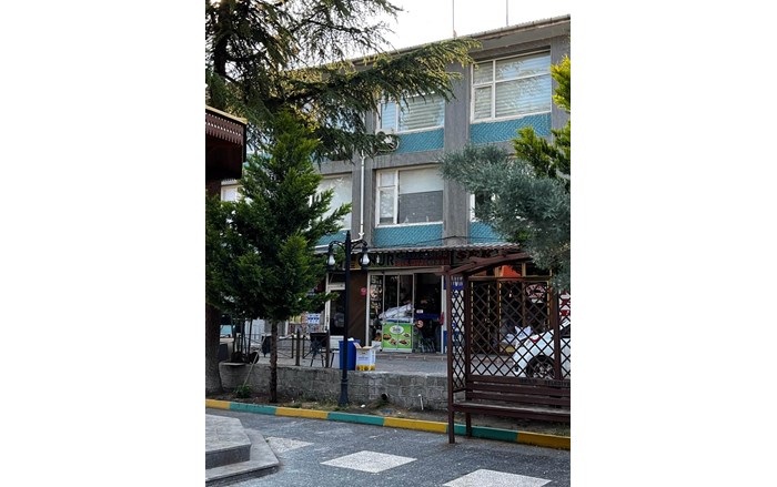 2 esnaf arasında çıkan yer tartışması bıçaklı kavgaya dönüştü. Kavgada 2 kişi yaralandı (2)