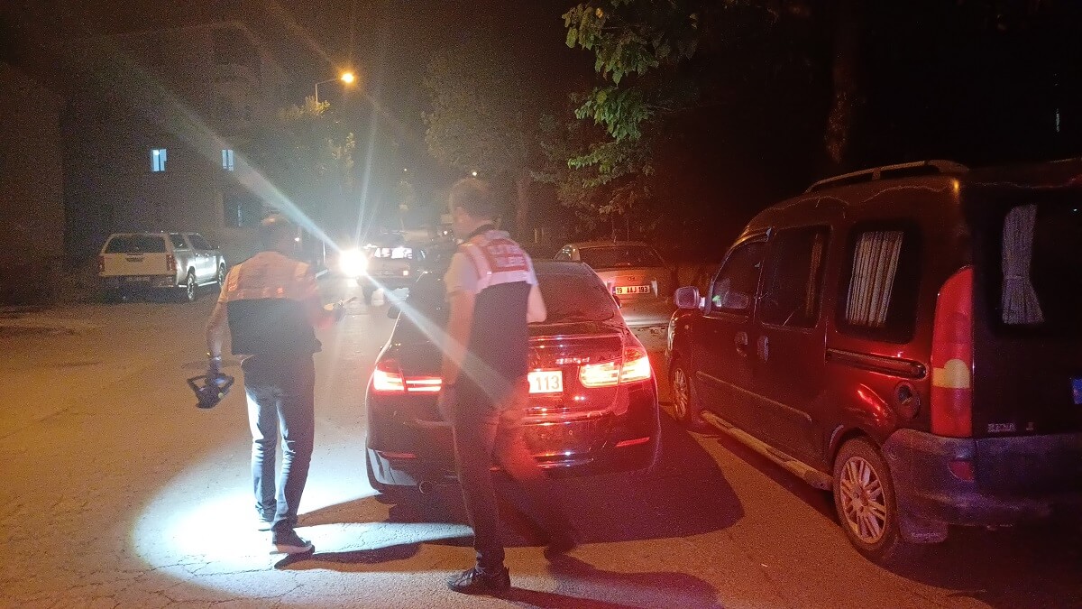 2 grup arasında çıkan silahlı kavgada 1'i polis, 2 kişi yaralandı (2)