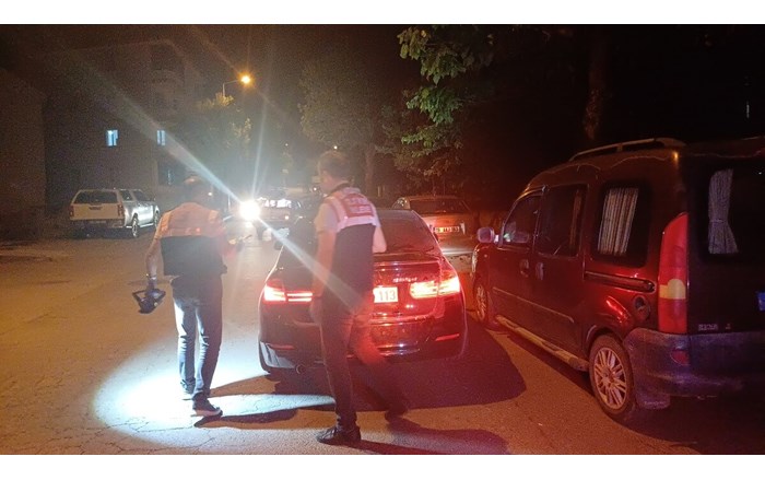 2 grup arasında çıkan silahlı kavgada 1'i polis, 2 kişi yaralandı (2)