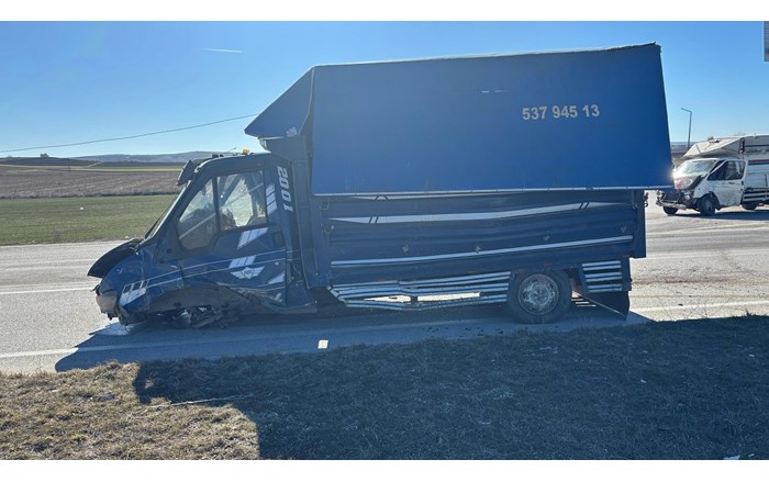 2 kamyonetin çarpışması neticesinde meydana gelen kazada 3 kişi yaralandı (1)