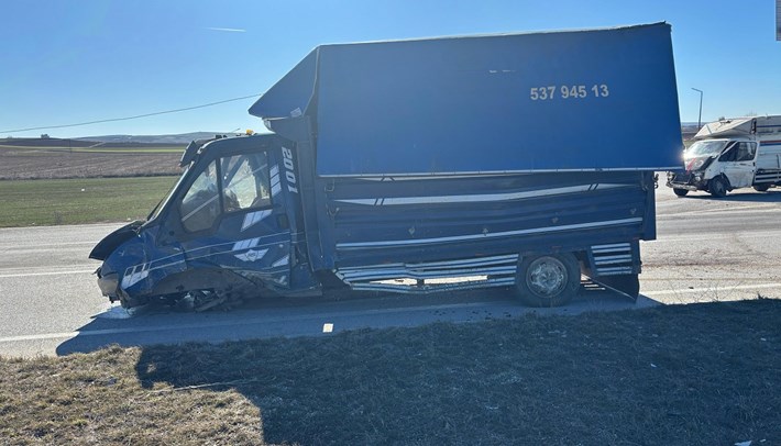 2 kamyonetin çarpışması neticesinde meydana gelen kazada 3 kişi yaralandı (1)