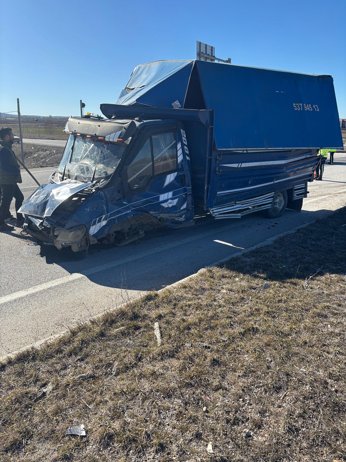 2 kamyonetin çarpışması neticesinde meydana gelen kazada 3 kişi yaralandı (3)