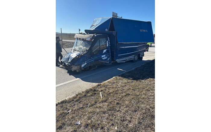 2 kamyonetin çarpışması neticesinde meydana gelen kazada 3 kişi yaralandı (3)