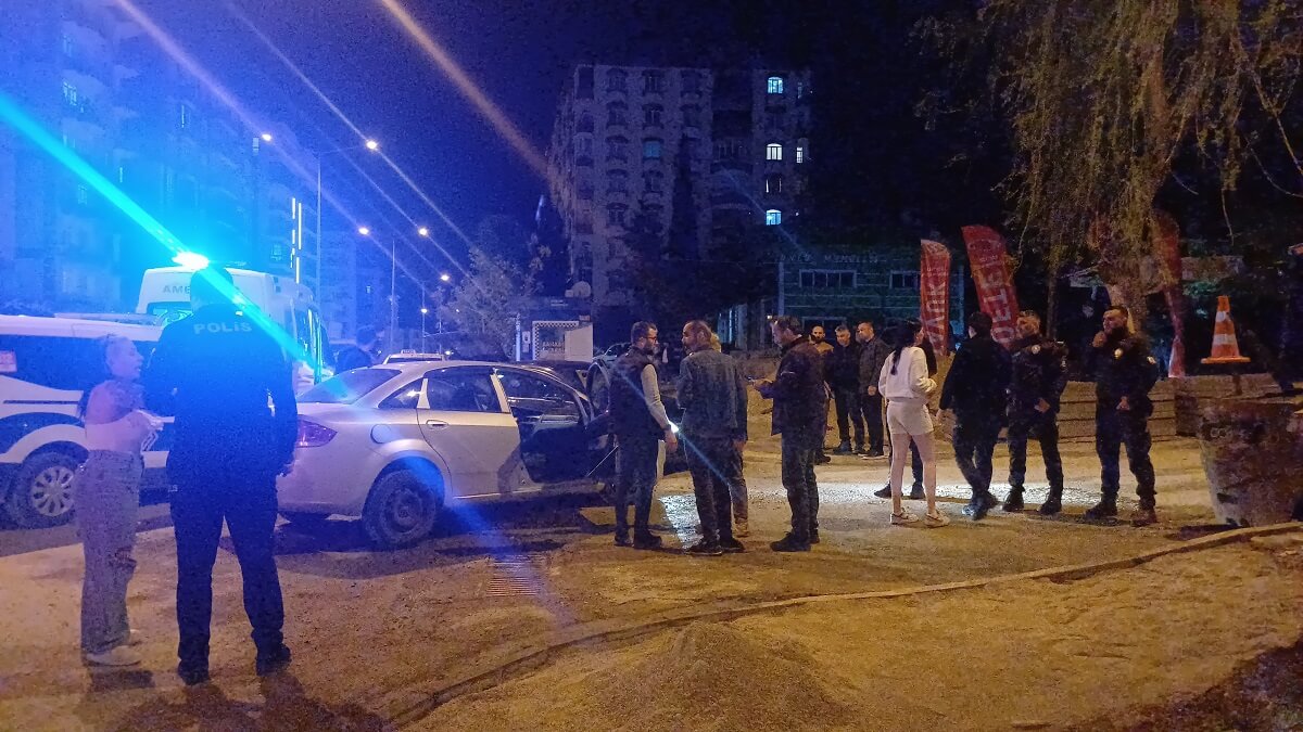 2 kişi arasında çıkan tartışma kavgaya dönüştü. Olayda 2 kişi yaralandı (1)