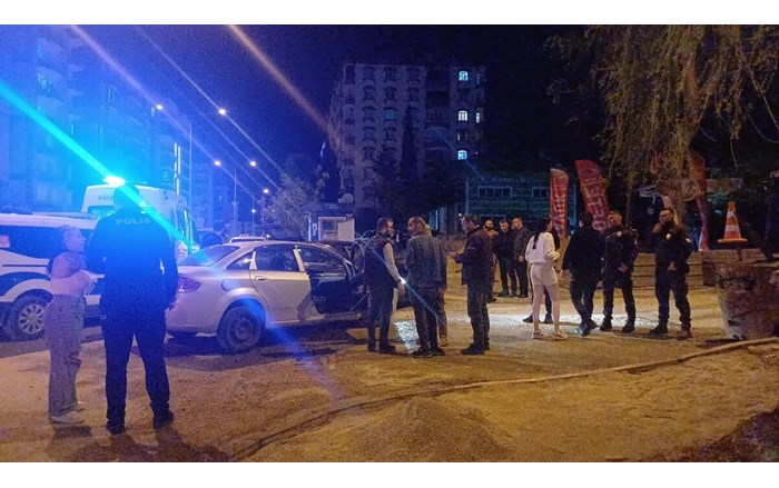 2 kişi arasında çıkan tartışma kavgaya dönüştü. Olayda 2 kişi yaralandı (1)