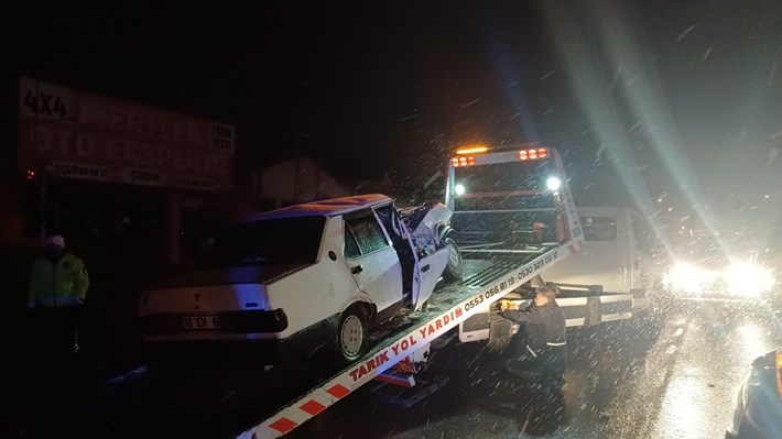 2 kişinin yaralandığı kazada otomobil hurdaya döndü