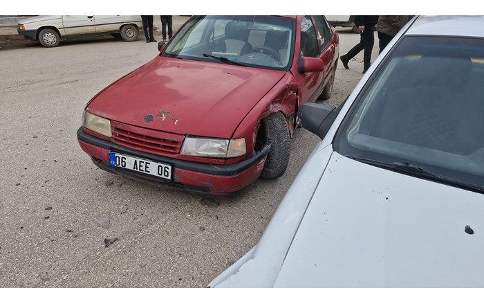 2 otomobil çarpıştı