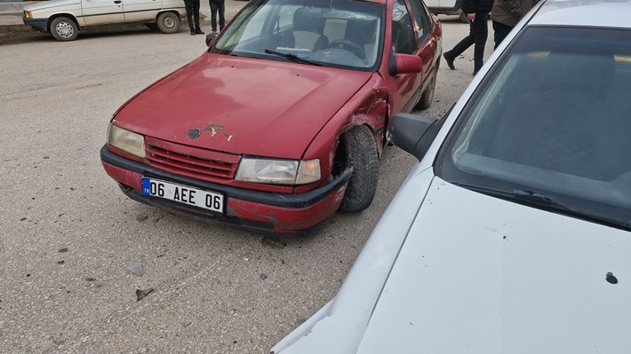 2 otomobil çarpıştı