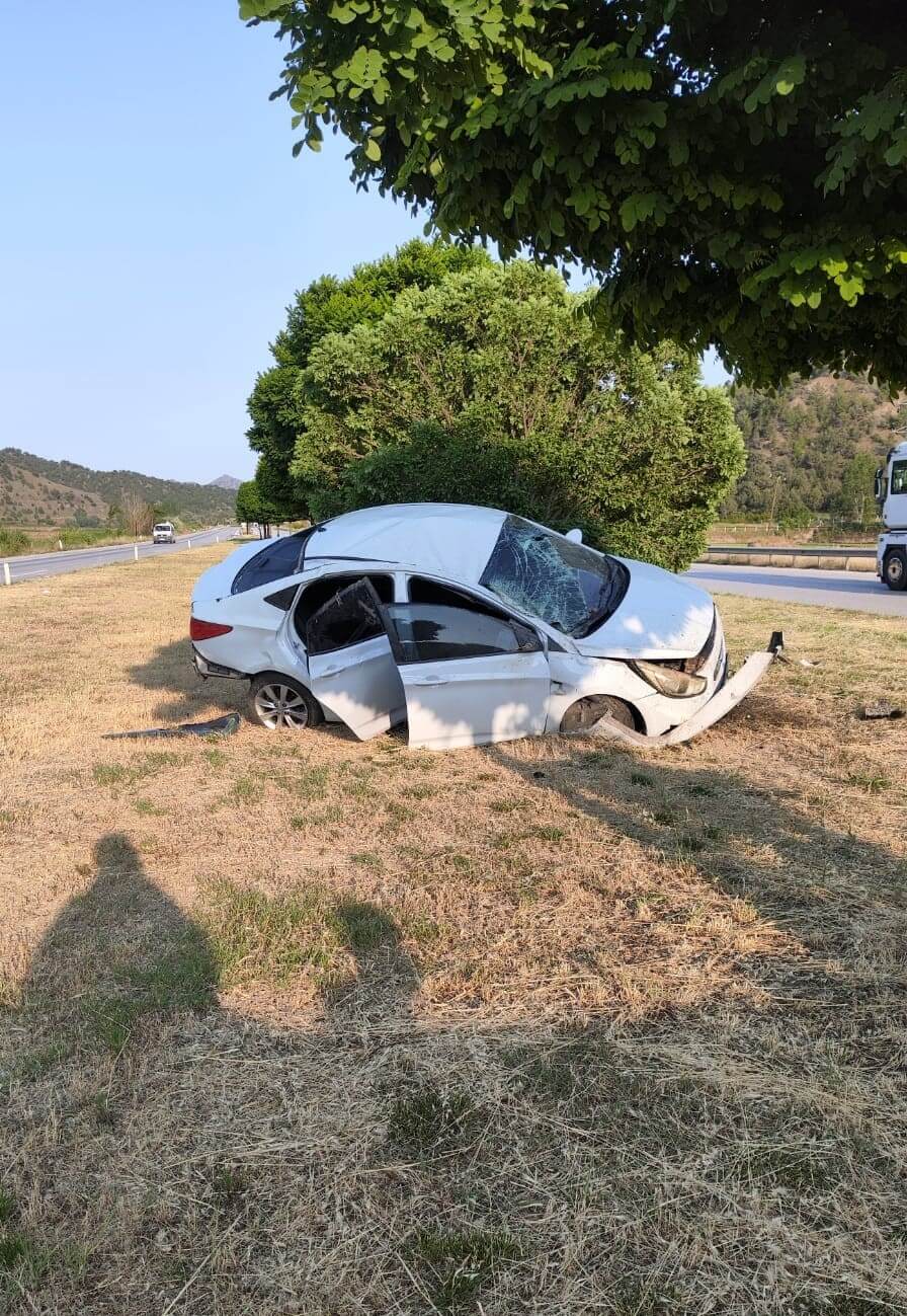 2 otomobilin çarpışması neticesinde meydana gelen kazada 2 kişi yaralandı (1)