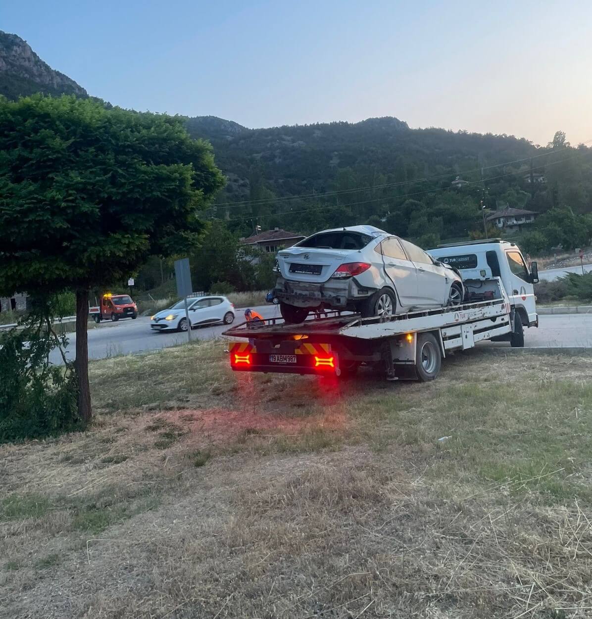 2 otomobilin çarpışması neticesinde meydana gelen kazada 2 kişi yaralandı (3)