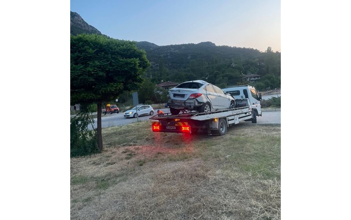 2 otomobilin çarpışması neticesinde meydana gelen kazada 2 kişi yaralandı (3)