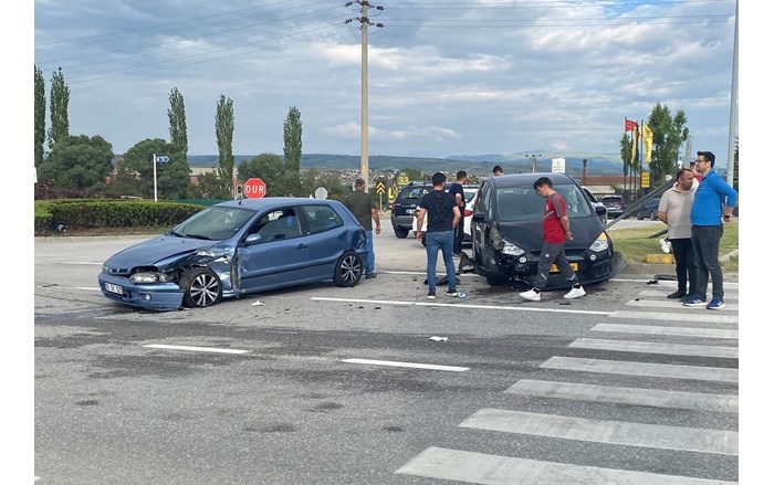 2 otomobilin çarpışması neticesinde meydana gelen kazada 3 kişi yaralandı (2)