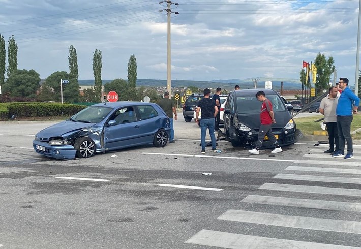 2 otomobilin çarpışması neticesinde meydana gelen kazada 3 kişi yaralandı (2)