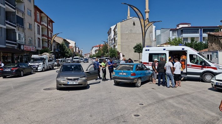 2 otomobilin çarpışması neticesinde meydana gelen kazada 3 kişi yaralandı (2)