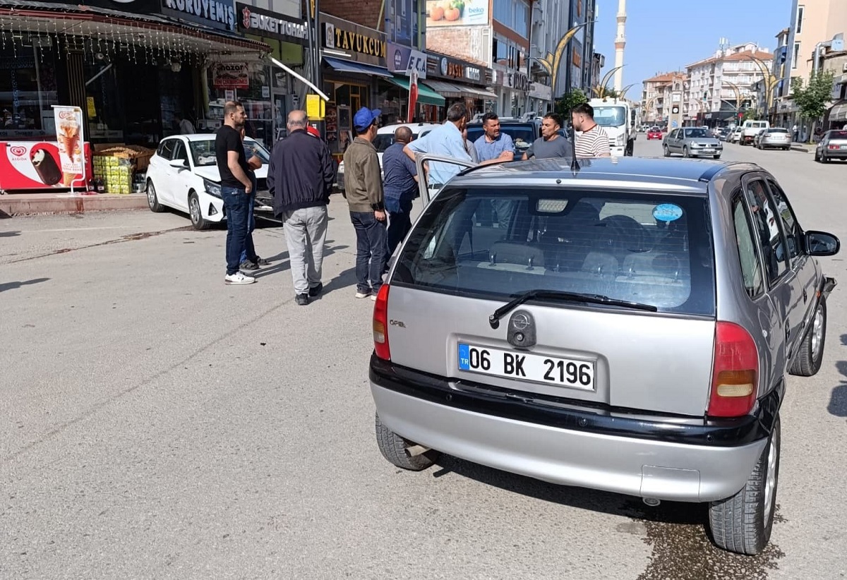 2 otomobilin çarpıştığı kazada 3 kişi yaralandı (1)