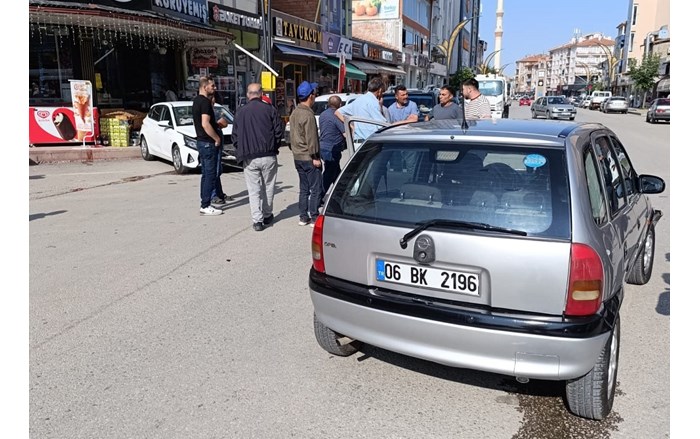 2 otomobilin çarpıştığı kazada 3 kişi yaralandı (1)