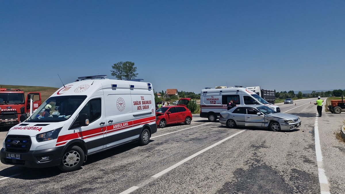 2 otomobilin kavşakta çarpışması sonucu meydana gelen trafik kazasında 4 kişi yaralandı (1)