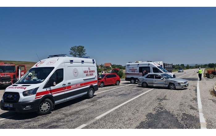 2 otomobilin kavşakta çarpışması sonucu meydana gelen trafik kazasında 4 kişi yaralandı (1)