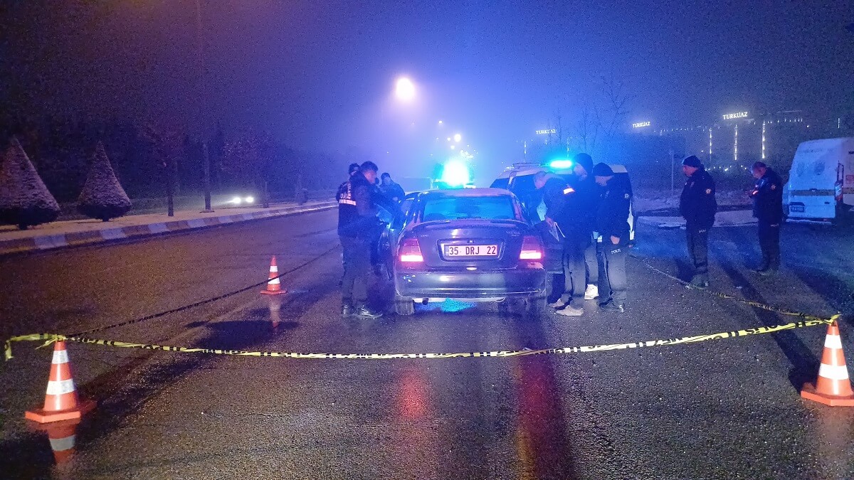 20 yaşındaki genç, park halindeki otomobil içerisinde silahla vurulmuş halde bulundu (2)