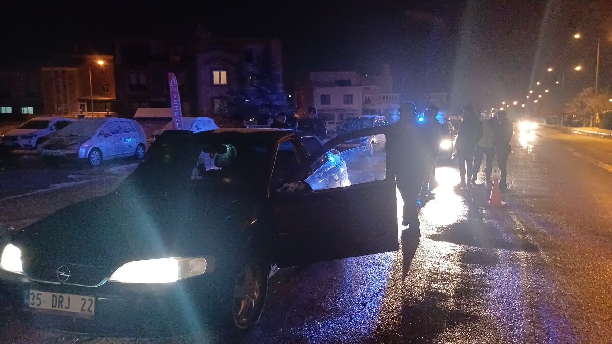 20 yaşındaki genç, park halindeki otomobil içerisinde silahla vurulmuş halde bulundu (3)