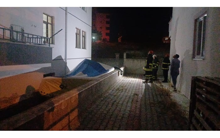 3 katlı binanın çatısına çıkan şahsı polis ika etti (1)