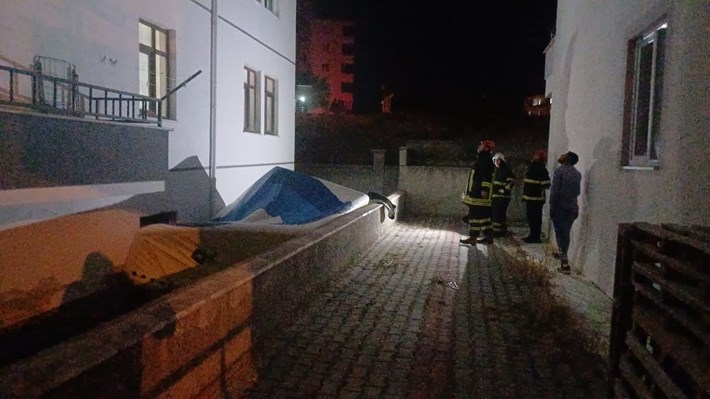 3 katlı binanın çatısına çıkan şahsı polis ika etti (1)