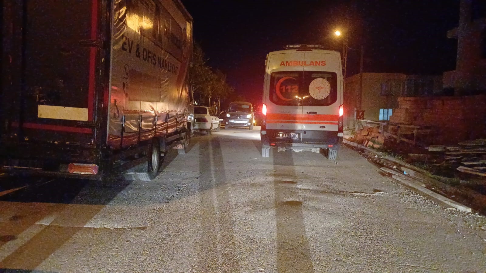 3 katlı binanın çatısına çıkan şahsı polis ika etti (2)