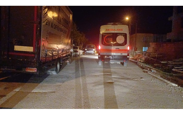 3 katlı binanın çatısına çıkan şahsı polis ika etti (2)