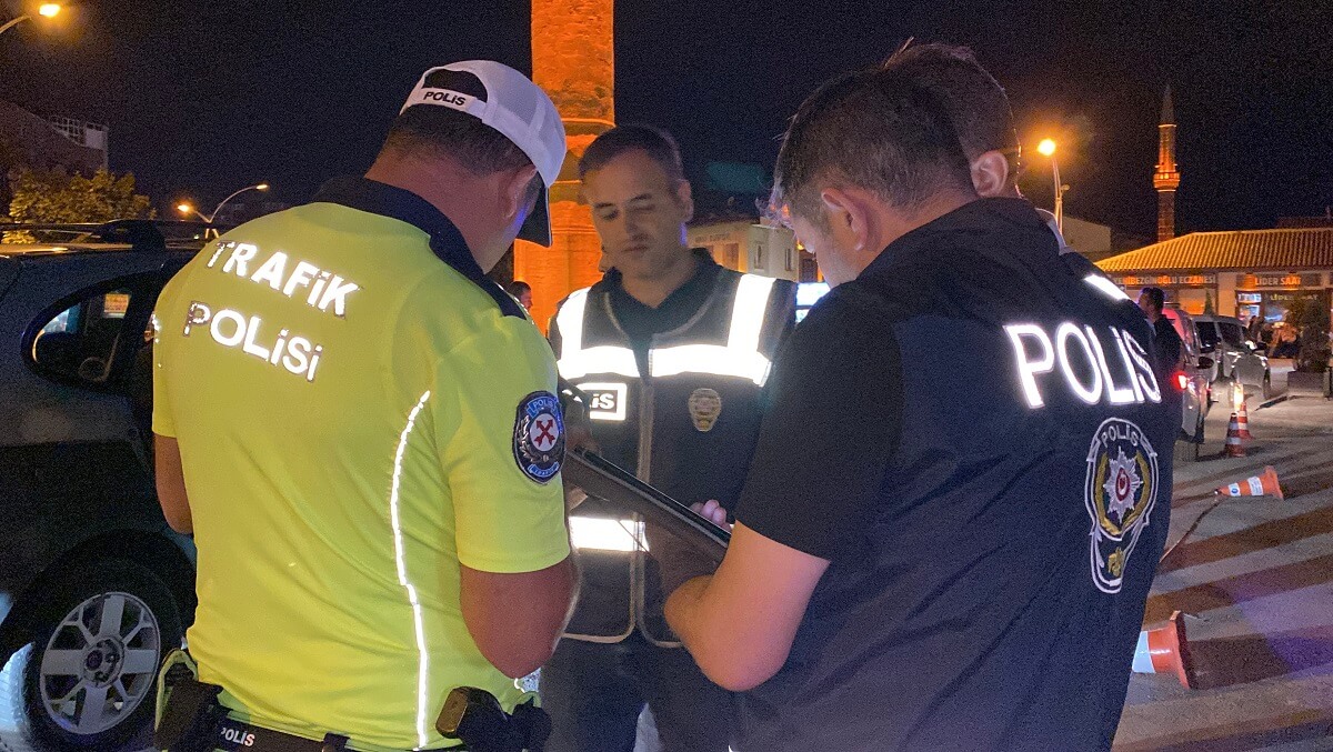 35 farklı noktada, 82 ekip ve 305 personelin katılımıyla düzenlenen uygulamada, 3 bin 35 kişinin Genel Bilgi Taraması (GBT) yapıldı (2)