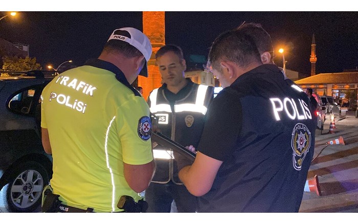 35 farklı noktada, 82 ekip ve 305 personelin katılımıyla düzenlenen uygulamada, 3 bin 35 kişinin Genel Bilgi Taraması (GBT) yapıldı (2)