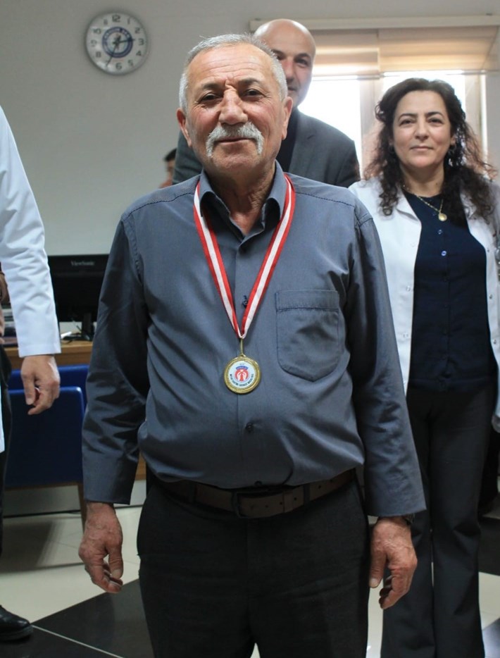 36 yıl boyunca mesaisine 1 saat erken geldi, madalya ile ödüllendirildi