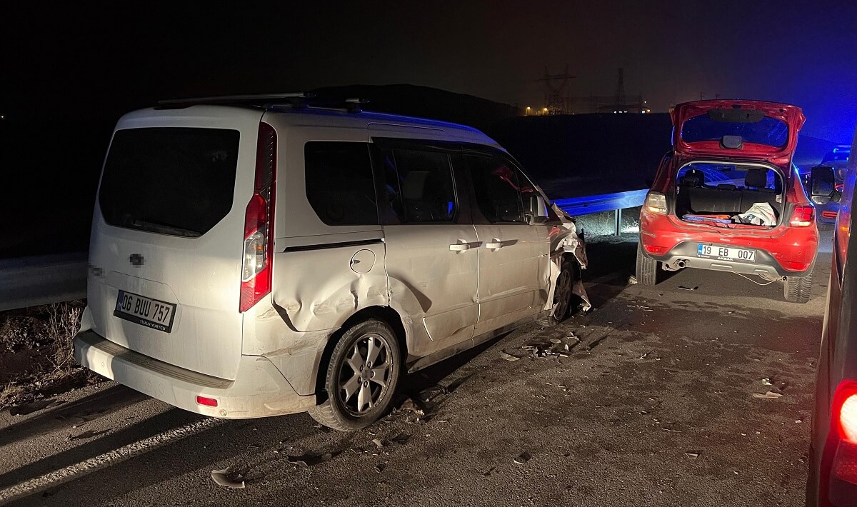 6 kişinin yaralandığı kazada maddi hasar büyük boyutta