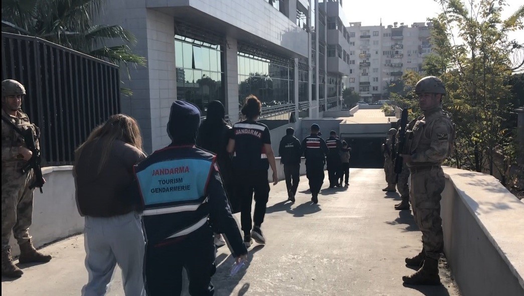 9 ilde düzenlenen kara para aklama ve yasa dışı bahis operasyonunda adliyeye sevk edilen 40 şüpheliden 32'si tutuklandı (3)