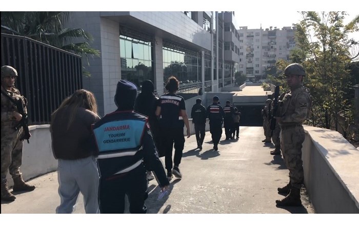 9 ilde düzenlenen kara para aklama ve yasa dışı bahis operasyonunda adliyeye sevk edilen 40 şüpheliden 32'si tutuklandı (3)