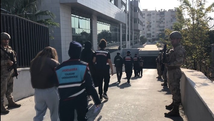 9 ilde düzenlenen kara para aklama ve yasa dışı bahis operasyonunda adliyeye sevk edilen 40 şüpheliden 32'si tutuklandı (3)