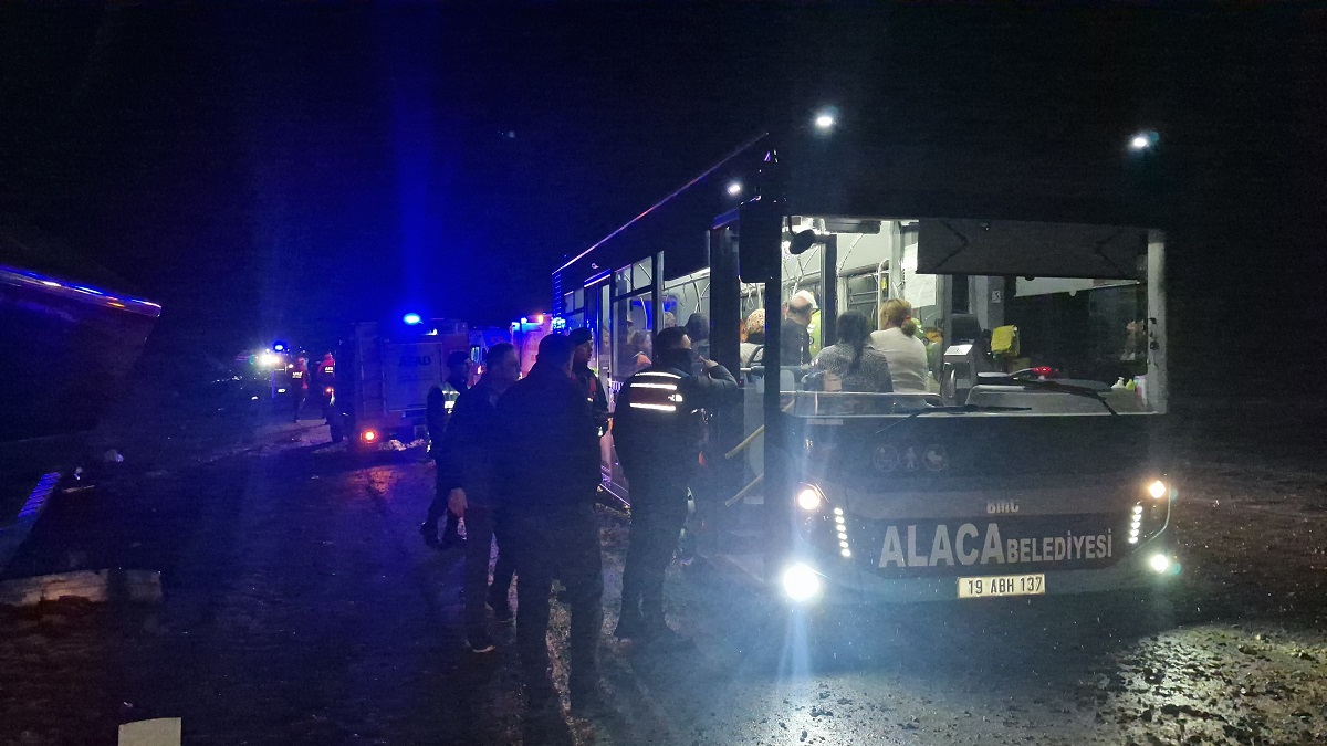 Adana’da düzenlenen Portakal Çiçeği Karnavalı’na katıldıktan sonra Samsun’a dönmek isteyen vatandaşları taşıyan otobüs kaza yaptı (2)