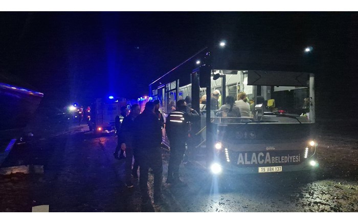 Adana’da düzenlenen Portakal Çiçeği Karnavalı’na katıldıktan sonra Samsun’a dönmek isteyen vatandaşları taşıyan otobüs kaza yaptı (2)