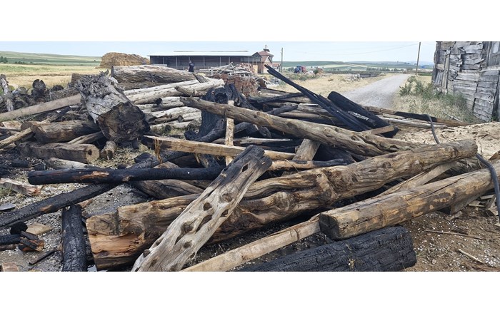 Ağaç pazarında çıkan yangında yaklaşık 7 ton odun ve kereste kül oldu (2)