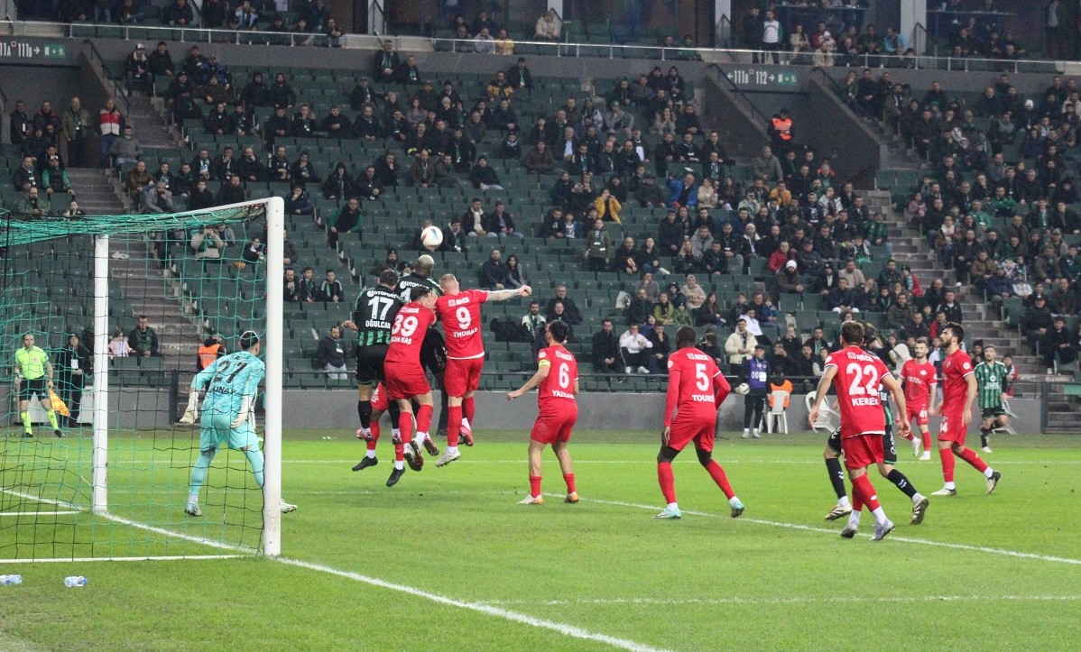 Ahlatcı Çorum FK, deplasmanda Kocaelispor'a 2 0 yenildi (5)