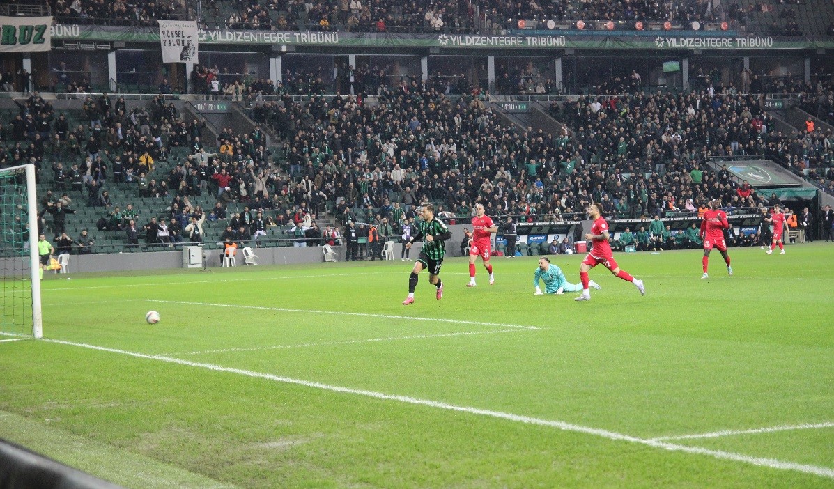 Ahlatcı Çorum FK, deplasmanda Kocaelispor'a 2 0 yenildi (7)