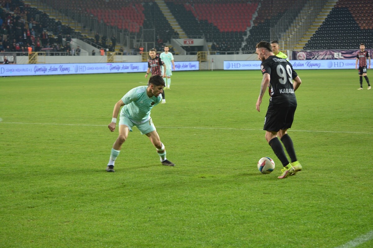 Ahlatcı Çorum Futbol Kulübü, evinde karşılaştığı Esenler Erokspor ile 3 3 berabere kaldı (1)